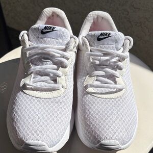 Nike Women's White Mesh Comfort Footbed Casual Sneakers SZ 8